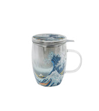 Afbeelding in Gallery-weergave laden, Glazen theemok met dubbelwandig glas en RVS theezeef – The Great Wave
