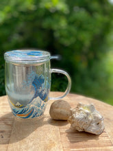 Afbeelding in Gallery-weergave laden, Glazen theemok met dubbelwandig glas en RVS theezeef – The Great Wave
